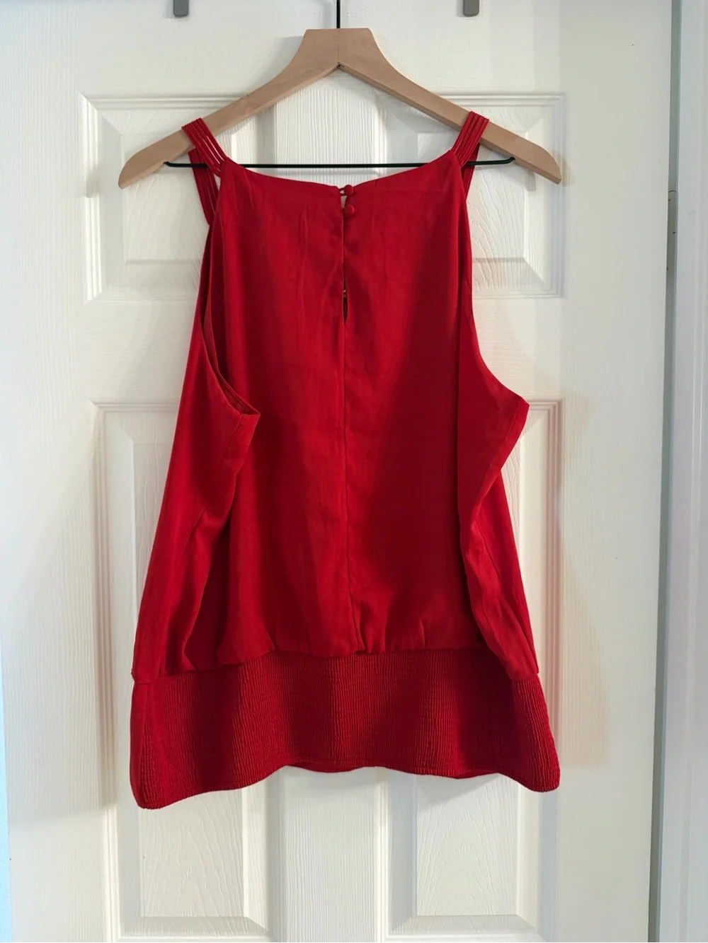White House Black Market Red Sleeveless Blouse XL Gold Hardware Keyhole Top - Picture 3 of 6